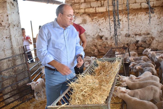 Monago reclama a Sánchez y a Vara que "se mojen" por el campo y contra el "grave