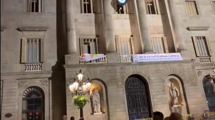 Retirada de la pancarta con un lazo amarillo en el Ayuntamiento de Barcelona.
