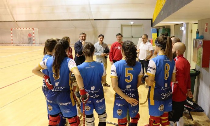 Reunión del diputado del PP en la Junta, Pablo González, con jugadoras del equipo femenino Telecable Hockey Club.