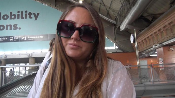 Rocío Flores coge el AVE en Madrid