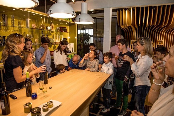 Cata con visitantes en la almazara de Oro Bailén en una imagen de archivo.