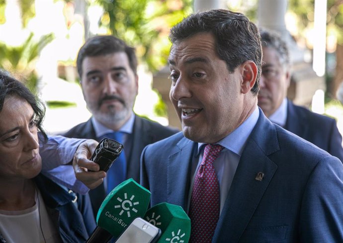El presidente de la Junta de Andalucía, Juanma Moreno, atiende a los medios, en una imagen de archivo