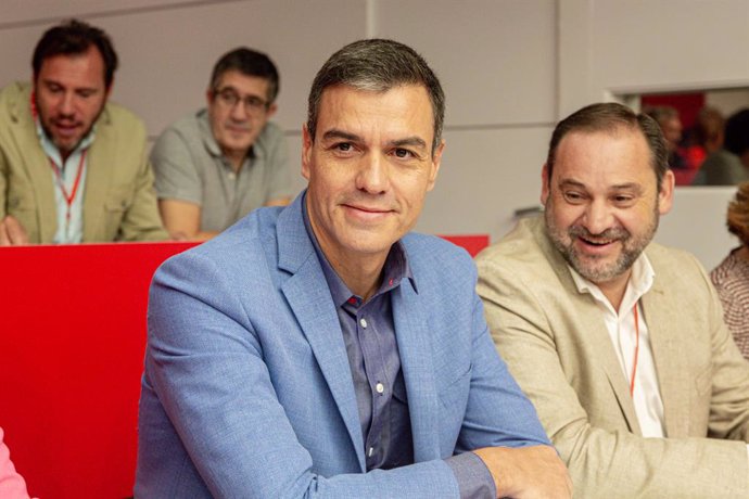 El president del Govern en funcions, Pedro Sánchez, al costat del ministre de Foment en Funcions, José Luis Ábalos, en la reunió del Comit Federal del PSOE, a Madrid (Espanya) el 28 de setembre de 2019.