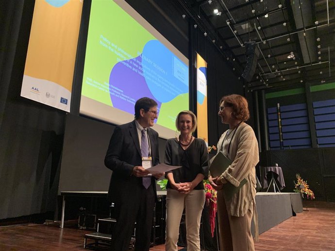 El consejero de Salud, Manuel Villegas, recogió el premio de manos de la directora general de Redes, Comunicación, Contenidos y Tecnología de la Comisión Europea,  Brigitte Morlison