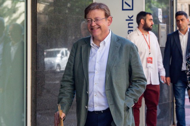 Foto del President de la Generalitat valenciana, Ximo Puig, a la entrada de la r