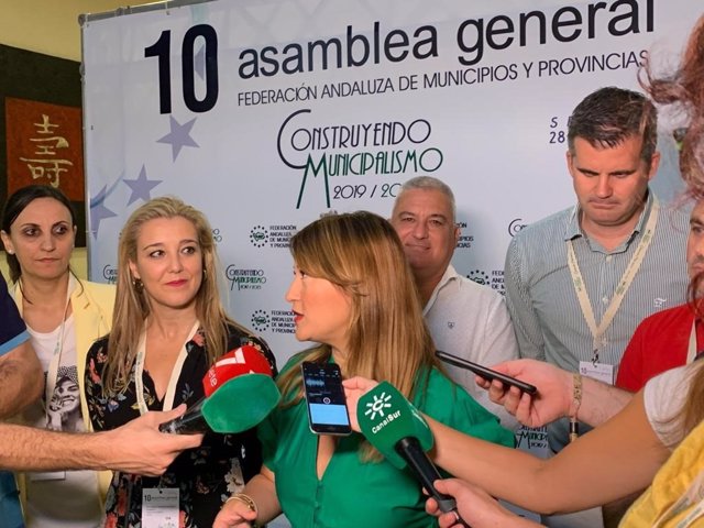 La secretaria general del PSOE de Sevilla, Verónica Pérez, atiende a medios este sábado