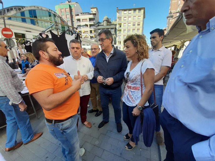 El diputado de Ciudadanos en el Congreso y portavoz de la formación en Asturias, Ignacio Prendes, visita a los trabajadores de Vesuvius en Langreo.