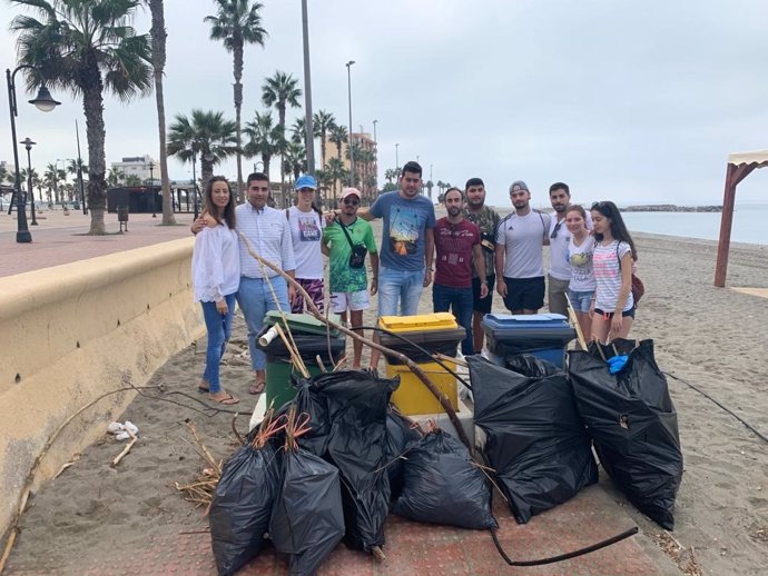 NNGG limpia las playas de Adra (Almería)
