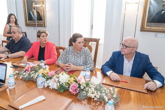 La alcaldesa de Cartagena, Ana Belén Castejón, ha convocado esta mañana una reunión de urgencia con las ONGs y entidades que trabajan en el municipio
