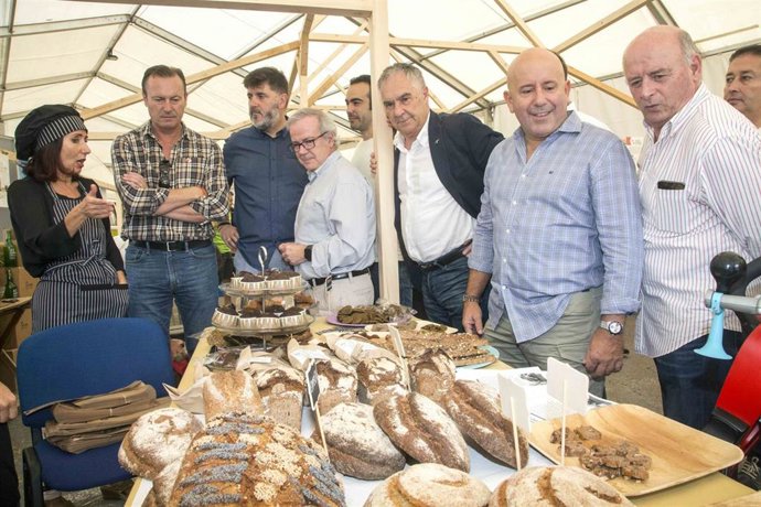 El consejero de Desarrollo Rural, Ganadería, Pesca, Alimentación y Medio Ambiente, Guillermo Blanco, y otras autoridades en la Feria Bioterruca