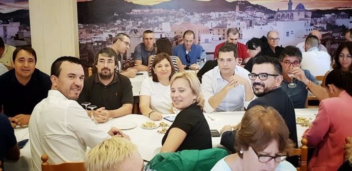 La presidenta del PPCV, Isabel Bonig, en un almuerzo con militantes de la Safor en Oliva