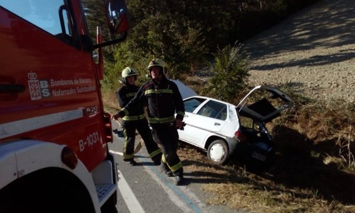 Bomberos atienden un accidente de tráfico en la NA-150