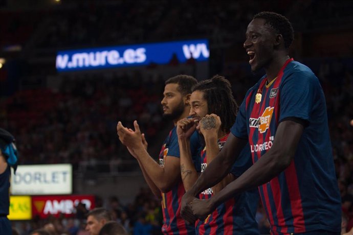 Los jugadores del Kirolbet Baskonia celebran una canasta.