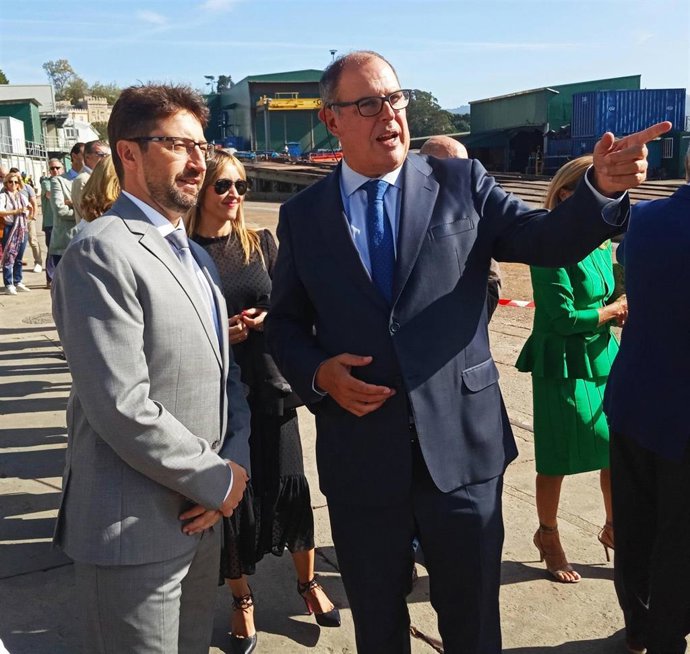 De izquierda a derecha, el consejero de Industria, Empleo y Promoción Económica, Enrique Fernández y el presidente de Astilleros Gondán, Álvaro Platero.