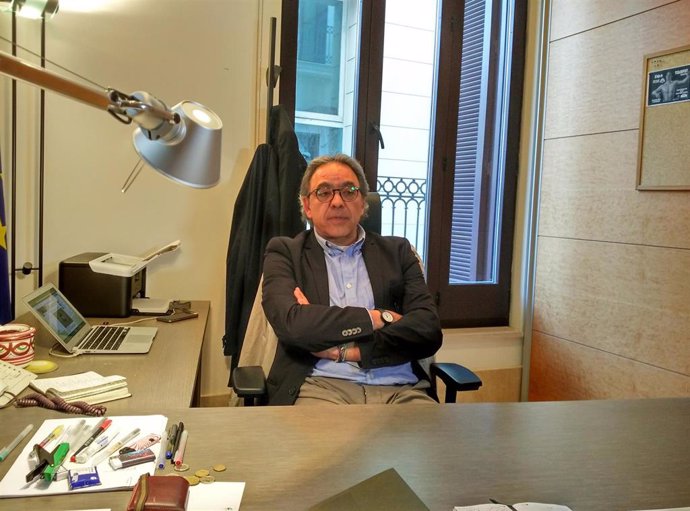 Manolo Mata en su despacho PSPV-PSOE