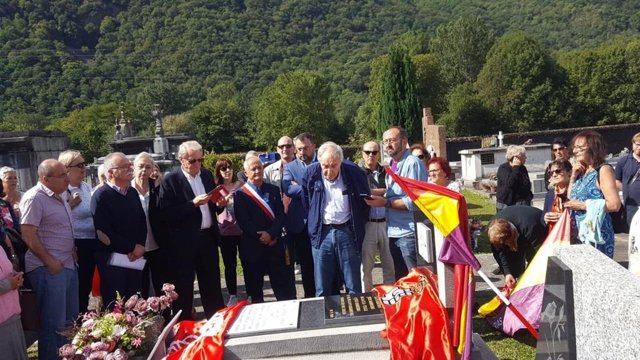 El Director De La Fundación José Barreiro, Adolfo Fernández, Junto A La Tumba De José Barreiro. El Presidente De Asturias, Adrián Barbón, En Segundo Término.
