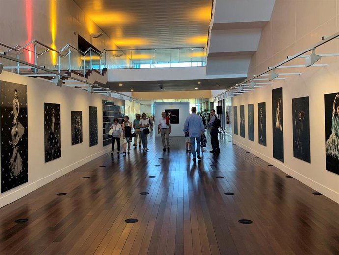 Asistentes a la Jornada de Puertas Abiertas del Centro Cultural Miguel Delibes atraviesan la exposición 'Reencuentro 2019'.