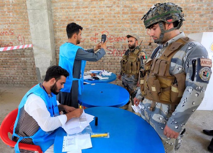 Un policía afgano vota en las elecciones presidenciales