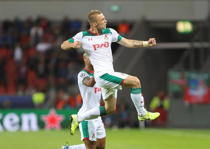 Dmitri Barinov celebra un gol del Lokomotiv Moscú