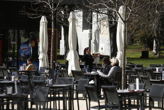 Hosteleros, hostelero, hostelería, camareros, camarero, camarera, personas trabajando, trabajo, trabajador, trabajadores, paro, parados, bar, bares, sentarse, sentar, sillas, tomar algo, terraza, terrazas, parques, parque