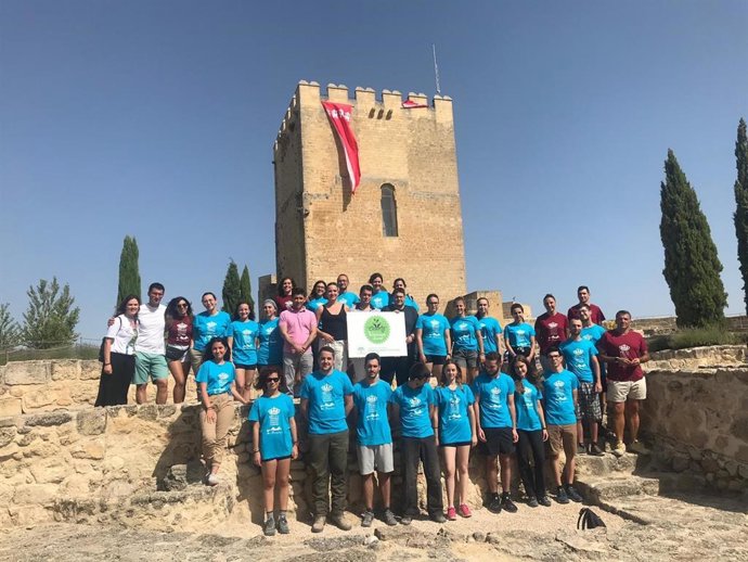 Jóvenes en un campo de voluntariado en el Castillo de Alcalá la Real (Jaén)