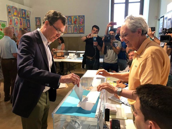 El candidato a la Alcaldía de Murcia por el PP, José Ballesta, ejerciendo su derecho a voto en las municipales de 2019