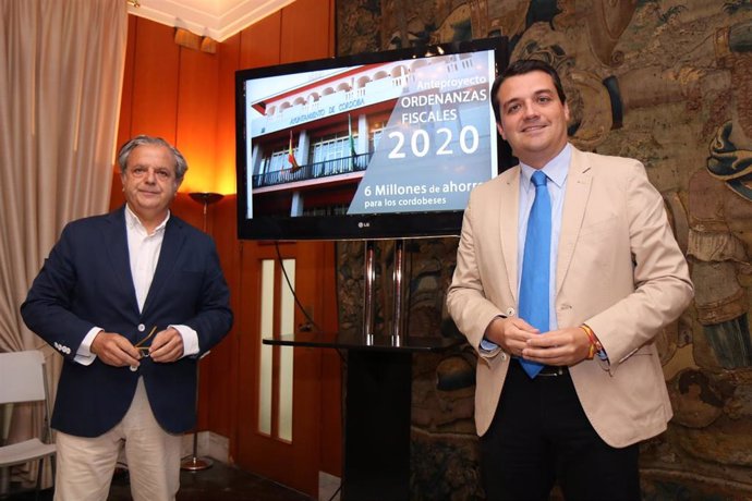 Salvador Fuentes y Miguel Ángel Bellido en la presentación del anteproyecto de Ordenanzas Fiscales para 2020.