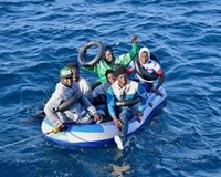 Rescatan a ocho personas de una balsa a remos a la deriva en la que intentaban cruzar el Estrecho