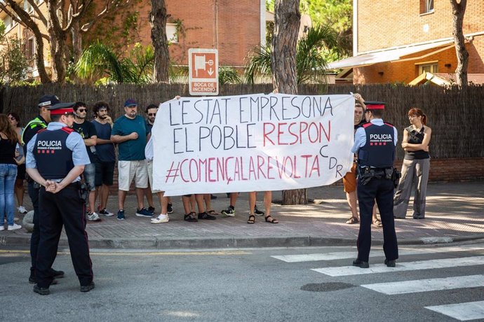 Una veintena de CDR protestan en la Fiesta de la Rosa del PSC a la que acude Pedro Sánchez en Gav (Barcelona)