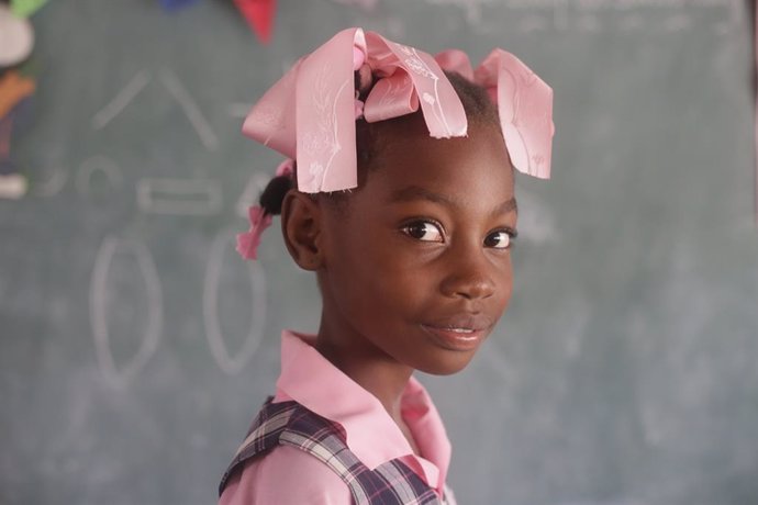 Niña atendida por Entreculturas