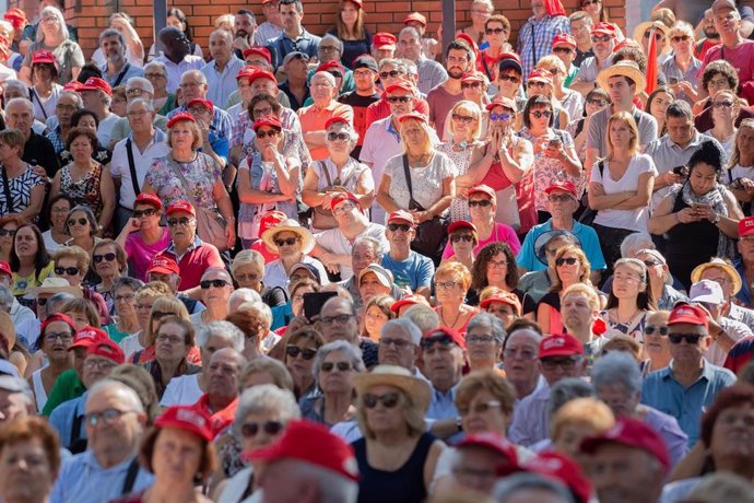 Unas 25.000 personas se reúnen en la Fiesta de la Rosa del PSC con presencia de Pedro Sánchez en Gav (Barcelona)