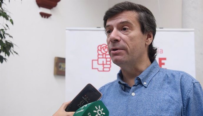 El portavoz del PSOE-A de Presidencia en el Parlamento andaluz, Carmelo Gómez, atiende a medios
