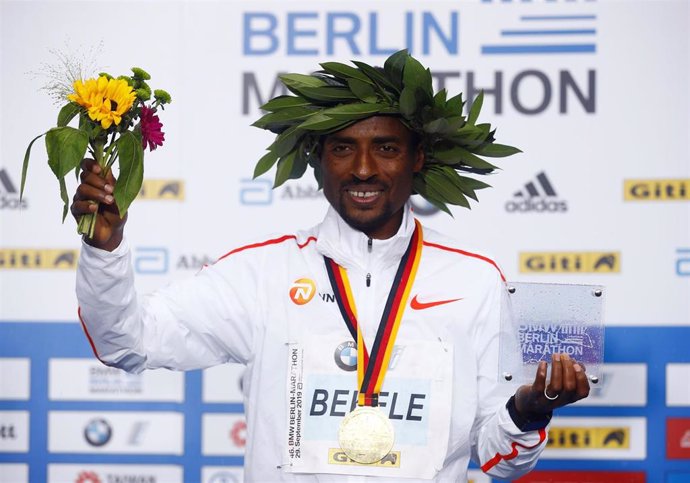 El atleta etíope Kenenisa Bekele ha ganado el maratón de Berlín con un registro de 2:01:41 y se ha quedado a tan solo dos segundos del récord mundial de Eliud Kipchoge