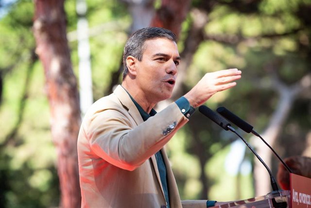 El presidente del Gobierno en funciones, Pedro Sánchez, interviene en el acto político de la Fiesta de la Rosa del PSC, en Gavà