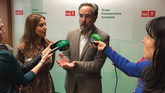 Felipe López (PSOE-A) atiende a los medios en una imagen de archivo