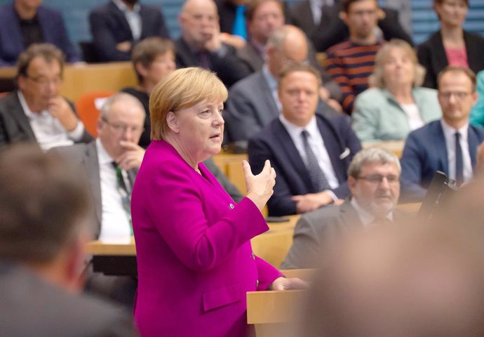Alemania.- La CDU de Merkel cae ligeramente en intención de voto en la última en