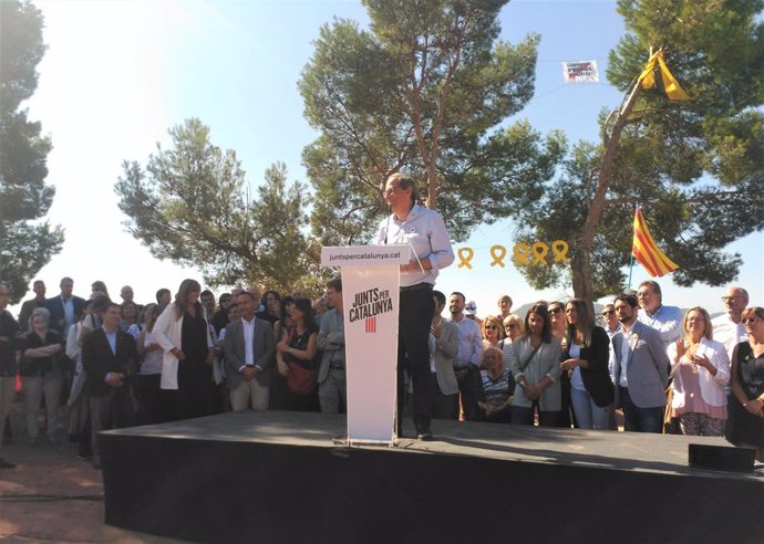 El presidente de la Generalitat, Quim Torra, en un acto de JxCat ante la cárcel de Lledoners, en Sant Joan de Vilatorrada (Barcelona)