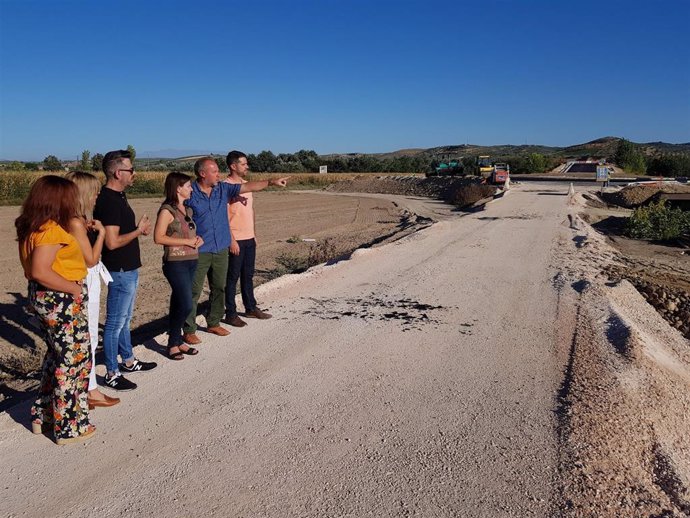 El portavoz local del PP de Huétor Tájar, Javier Funes, visita las obras del nuevo puente del municipio
