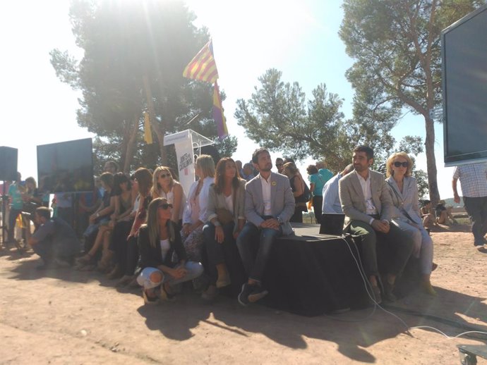 Consellers i dirigents de JxCat escolten un missatge de Carles Puigdemont durant un acte de JxCat a la presó de Lledoners, a Sant Joan de Vilatorrada (Barcelona)