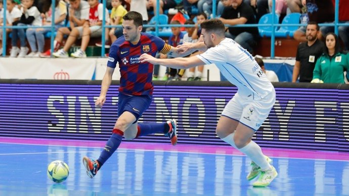 Dyego, del Bara, golpea el balón ante la presencia de Saura, de O Parrulo Ferrol