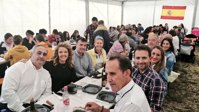 La portavoz del PP en la Junta, Teresa Mallada, con el presidente y portavoz del PP en Cangas del Narcea, José Luis Fontaniella, la diputada nacional Paloma Gázquez, y varios diputados autonómicos, en una comida organizada por el partido.