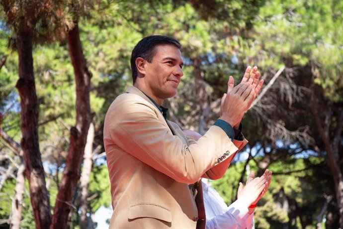 El presidente del Gobierno en funciones, Pedro Sánchez, aplaude en el acto político de la Fiesta de la Rosa del PSC, en Pineda de Gva (Barcelona/España) a 29 de septiembre de 2019.