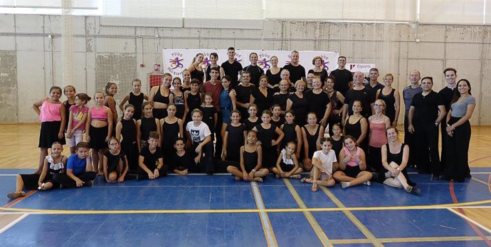 Asistents a la Jornada de Tecnificació de ball esportiu a Sa Indioteria.