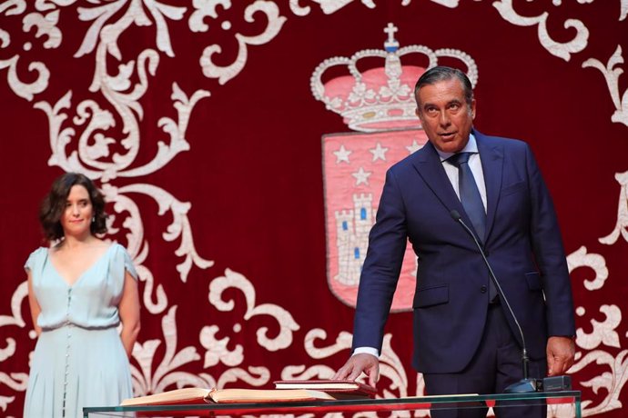 Imagen de archivo del consejero de Justicia, Interior y Víctimas de la Comunidad de Madrid, Enrique López, junto a la presidenta regional, Isabel Díaz Ayuso.