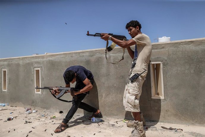 Combatientes leales al Gobierno libio en Trípoli