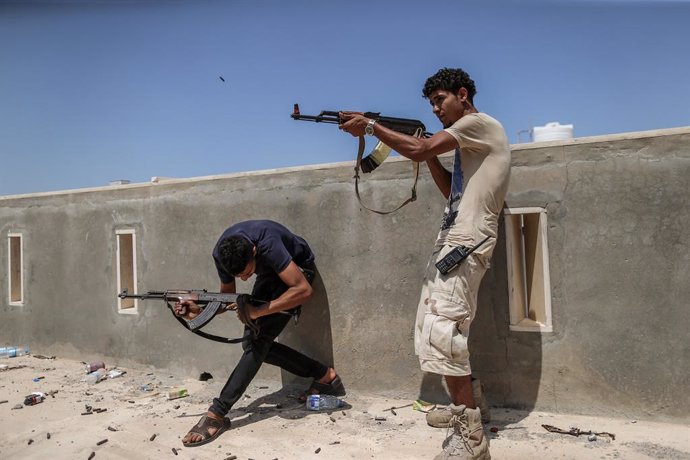 Libia.- Una milicia afín al señor de la guerra libio Haftar entrega seis cuerpos