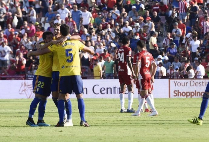 Los jugadores del Cádiz CF celebran un gol.