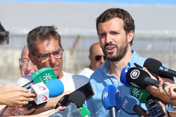 El presidente nacional del PP, Pablo Casado, atiende a los medios después de la visita a las zonas de invernaderos afectadas por las riadas en Almería.