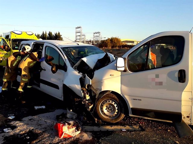 Un muerto y siete heridos graves en un accidente de tráfico en Fuentes de Ebro.