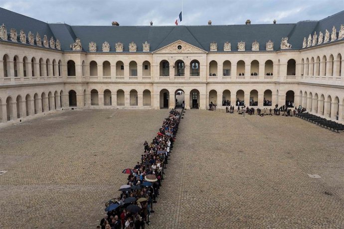 Miles de franceses acuden al Palacio de los Inválidos para dar su último adiós al expresidente Jacques Chirac